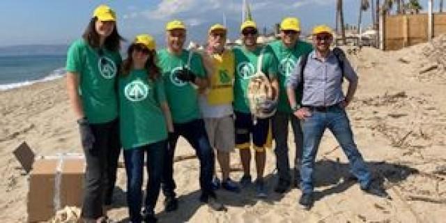 Volunteers at IP’s Catania Plant Help Clean Local Beach
